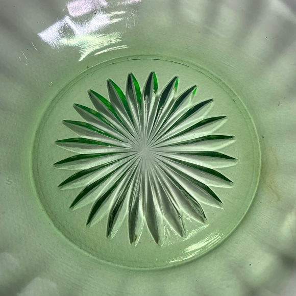 ✨Vintage Uranium Glass Bowl – Starburst Design, Glows Brilliantly ✨ - Picture 7 of 17